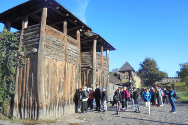 Vlastivědná a přírodovědná exkurze 4. ročníku do Archeoskanzenu a Živé vody v Modré